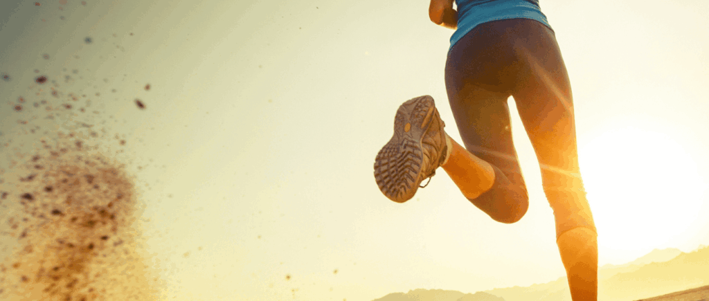 pies de una persona corriendo