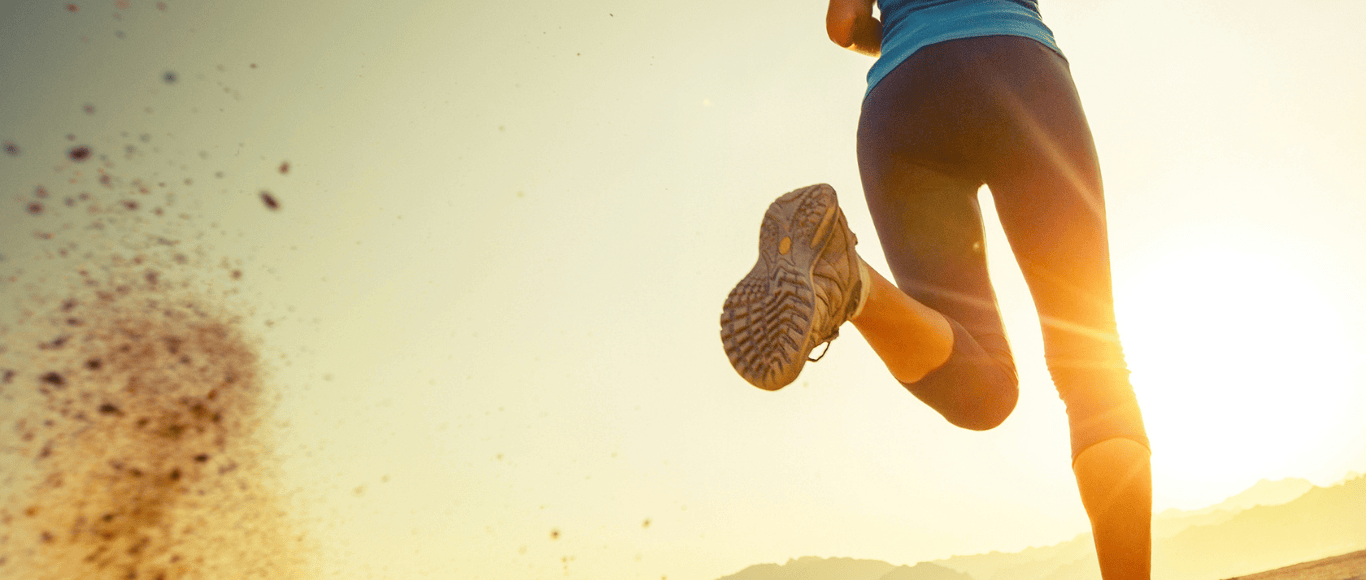 pies de una persona corriendo